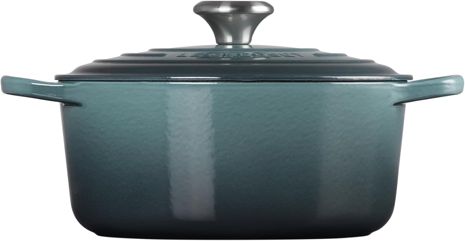 Le Creuset Signature żeliwne naczynie do pieczenia z pokrywką, Ø 26 cm, okrągłe, nadaje się do wszystkich rodzajów kuchenek i kuchenek indukcyjnych, pojemność: 5,3 l, 5,135 kg, kolor czerwony