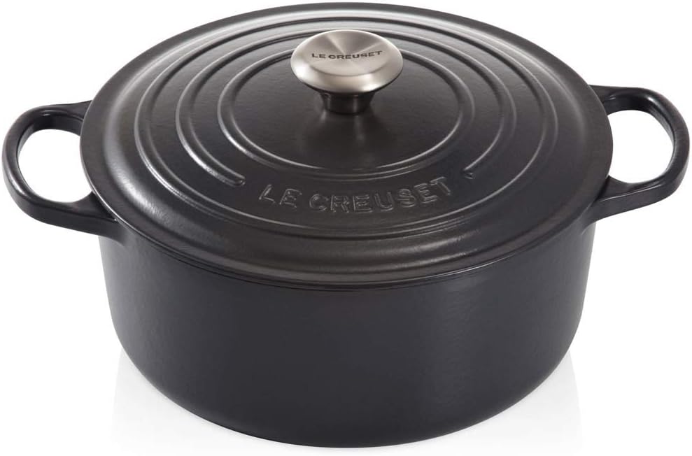 Le Creuset Signature żeliwne naczynie do pieczenia z pokrywką, Ø 26 cm, okrągłe, nadaje się do wszystkich rodzajów kuchenek i kuchenek indukcyjnych, pojemność: 5,3 l, 5,135 kg, kolor czerwony