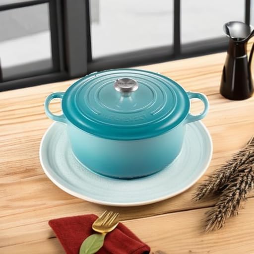 Le Creuset Signature żeliwne naczynie do pieczenia z pokrywką, Ø 26 cm, okrągłe, nadaje się do wszystkich rodzajów kuchenek i kuchenek indukcyjnych, pojemność: 5,3 l, 5,135 kg, kolor czerwony