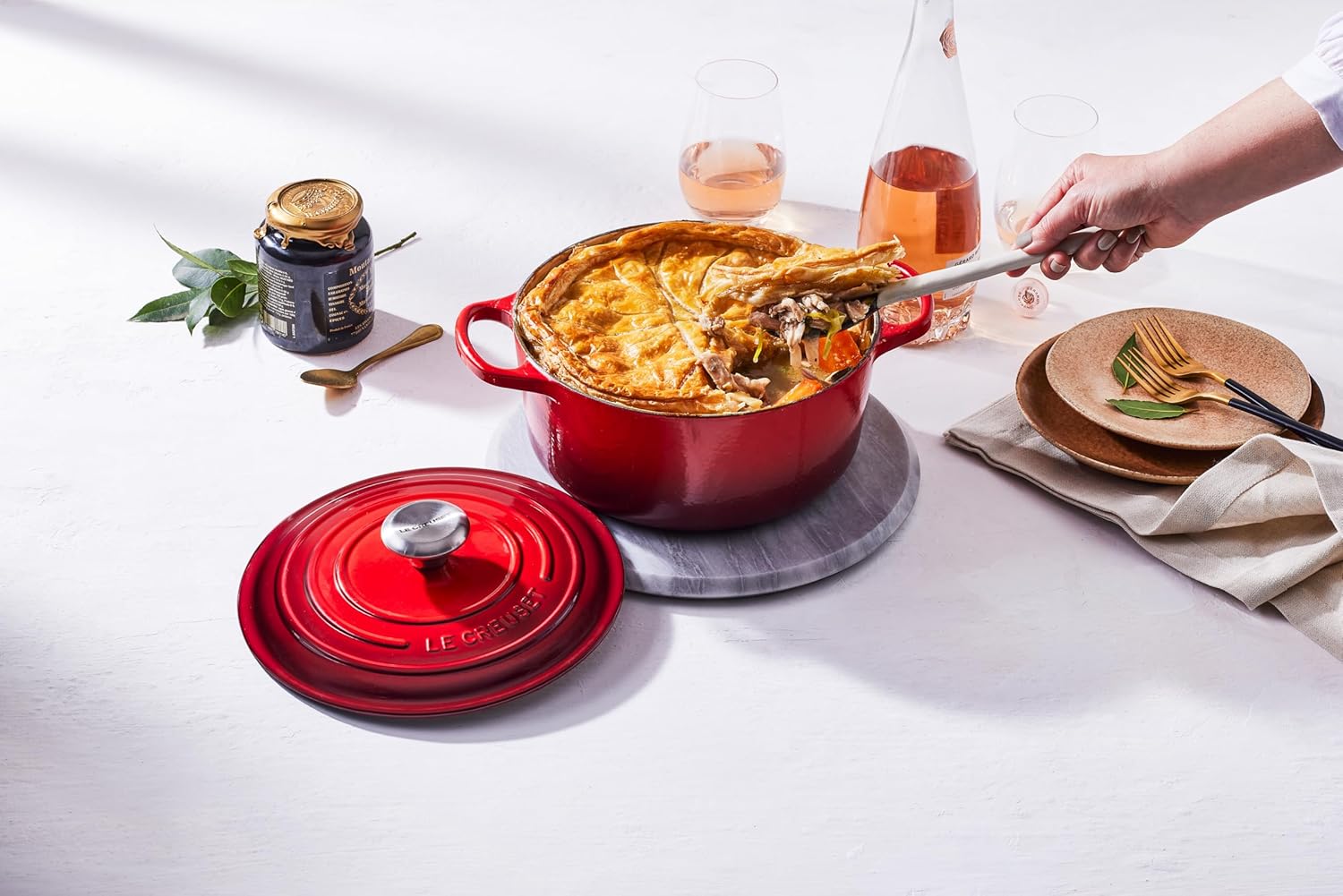 Le Creuset Signature żeliwne naczynie do pieczenia z pokrywką, Ø 26 cm, okrągłe, nadaje się do wszystkich rodzajów kuchenek i kuchenek indukcyjnych, pojemność: 5,3 l, 5,135 kg, kolor czerwony