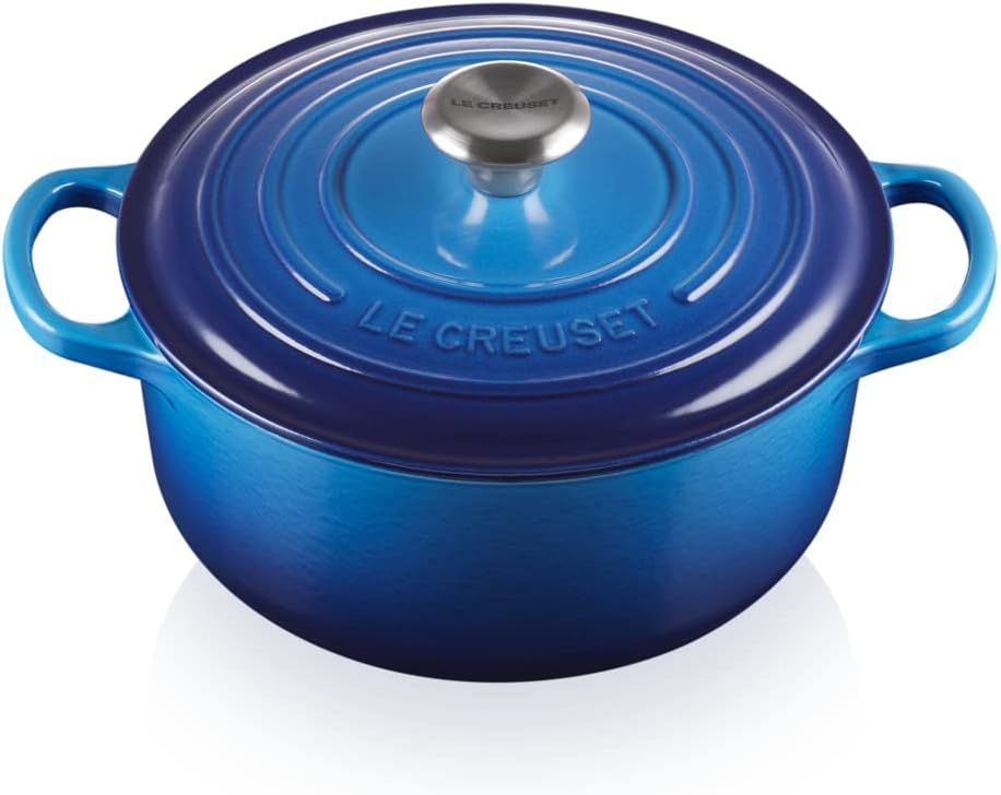 Le Creuset Signature żeliwne naczynie do pieczenia z pokrywką, Ø 26 cm, okrągłe, nadaje się do wszystkich rodzajów kuchenek i kuchenek indukcyjnych, pojemność: 5,3 l, 5,135 kg, kolor czerwony
