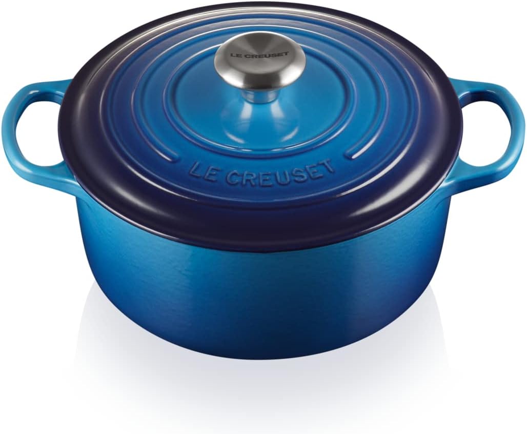 Le Creuset Signature żeliwne naczynie do pieczenia z pokrywką, Ø 26 cm, okrągłe, nadaje się do wszystkich rodzajów kuchenek i kuchenek indukcyjnych, pojemność: 5,3 l, 5,135 kg, kolor czerwony
