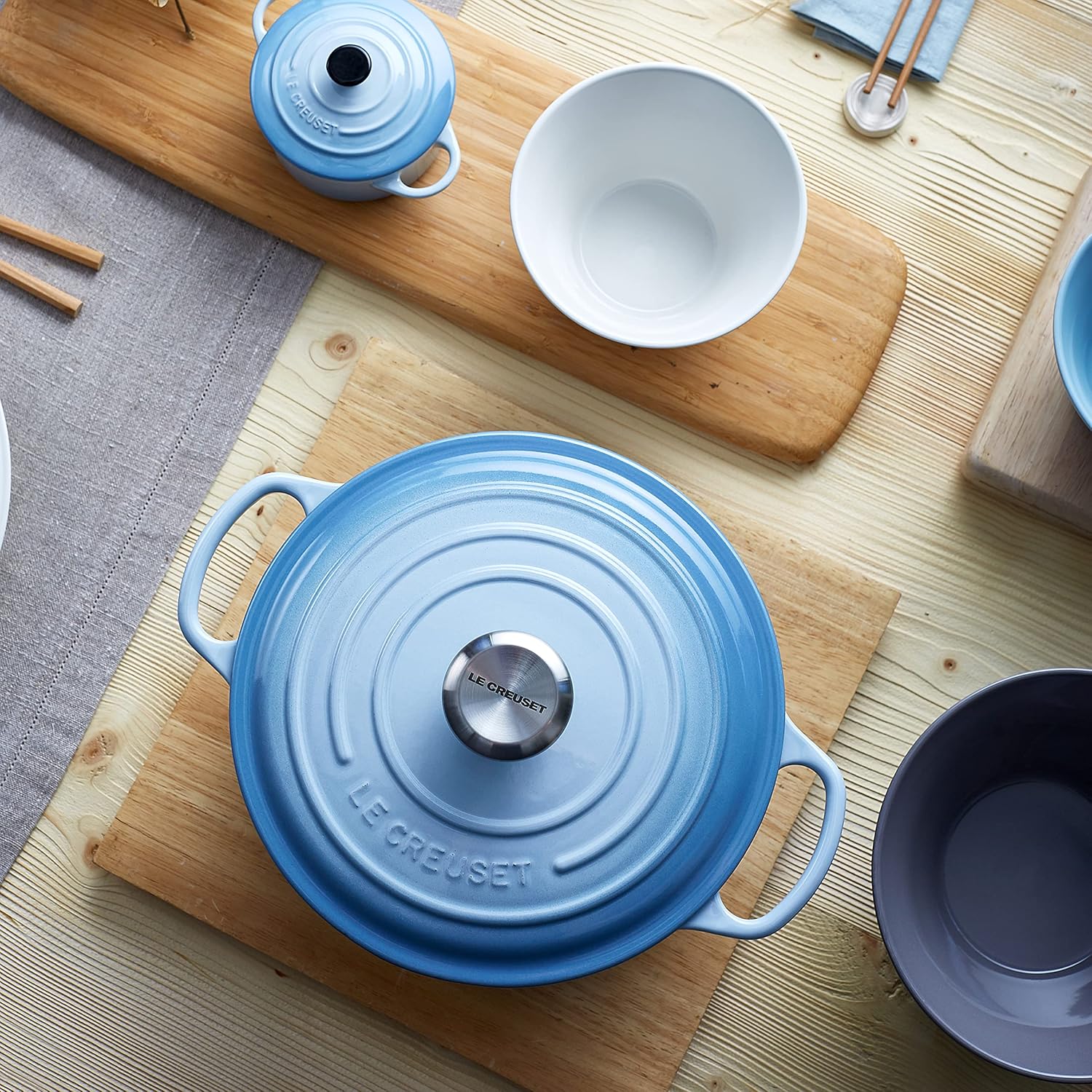 Le Creuset Signature żeliwne naczynie do pieczenia z pokrywką, Ø 26 cm, okrągłe, nadaje się do wszystkich rodzajów kuchenek i kuchenek indukcyjnych, pojemność: 5,3 l, 5,135 kg, kolor czerwony