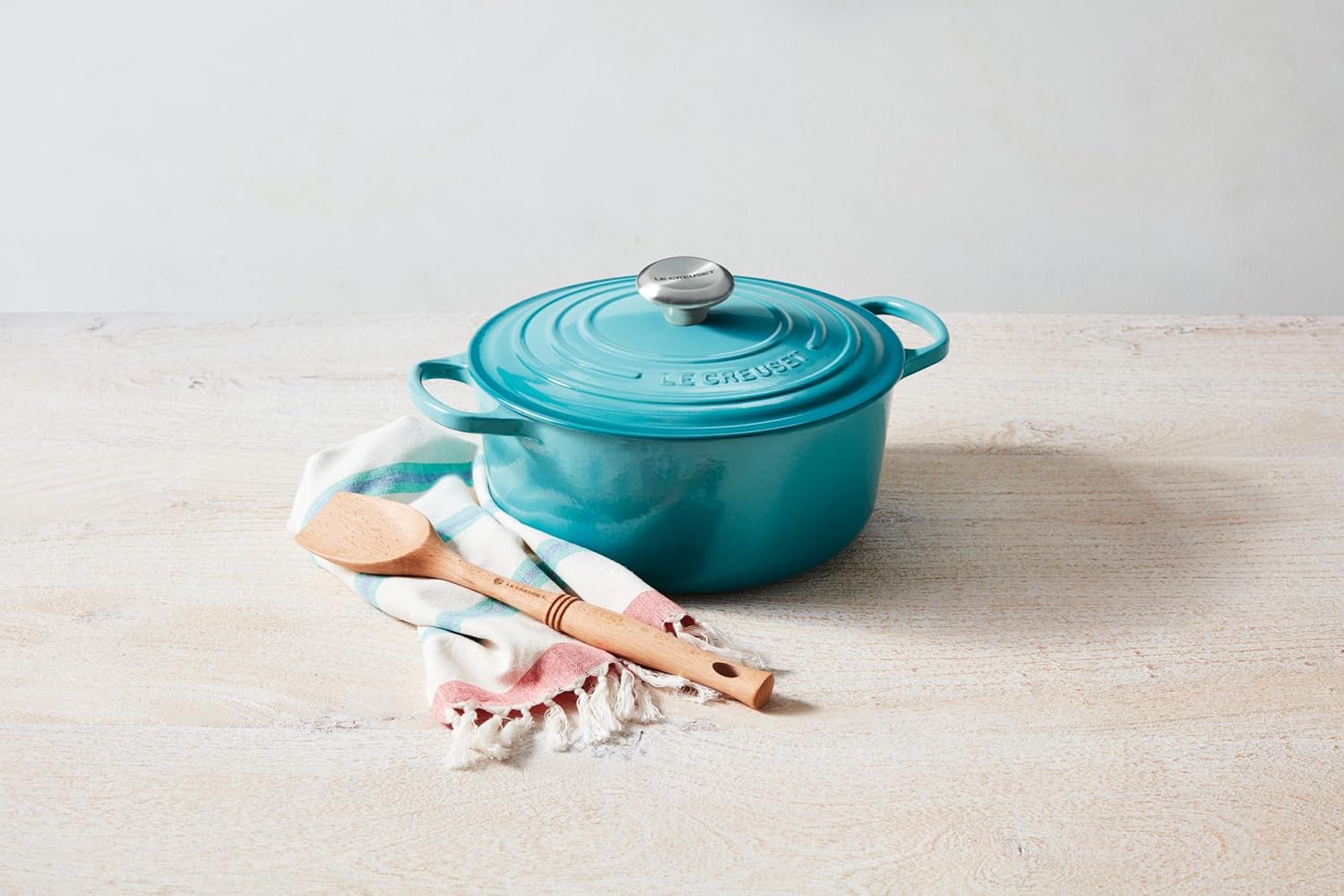 Le Creuset Signature żeliwne naczynie do pieczenia z pokrywką, Ø 26 cm, okrągłe, nadaje się do wszystkich rodzajów kuchenek i kuchenek indukcyjnych, pojemność: 5,3 l, 5,135 kg, kolor czerwony