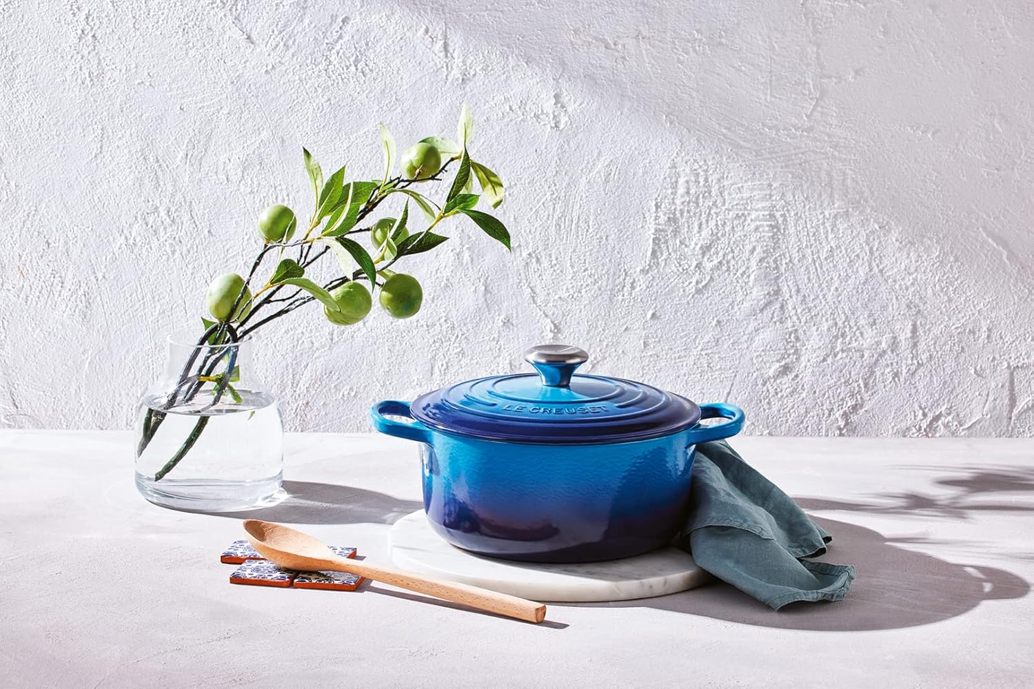 Le Creuset Signature żeliwne naczynie do pieczenia z pokrywką, Ø 26 cm, okrągłe, nadaje się do wszystkich rodzajów kuchenek i kuchenek indukcyjnych, pojemność: 5,3 l, 5,135 kg, kolor czerwony