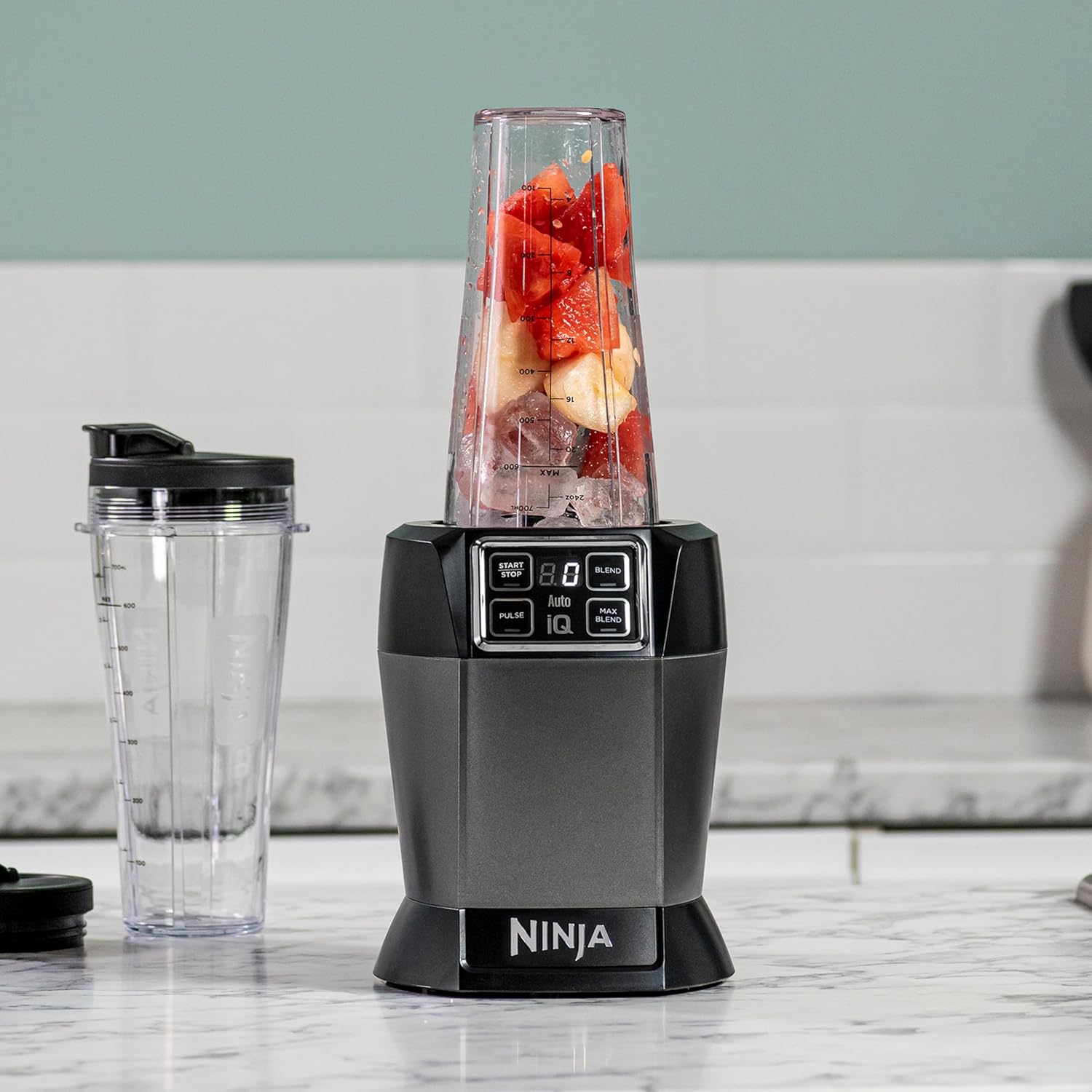 Ninja Mixer mit 2 Programmen: Mixen & Max Mixen, Impulsfunktion, 2x 700ml Becher mit Ausgussdeckel, 1000W, spülmaschinenfest, Mixer Smoothie Maker, Auto-iQ, Schwarz BN495EU