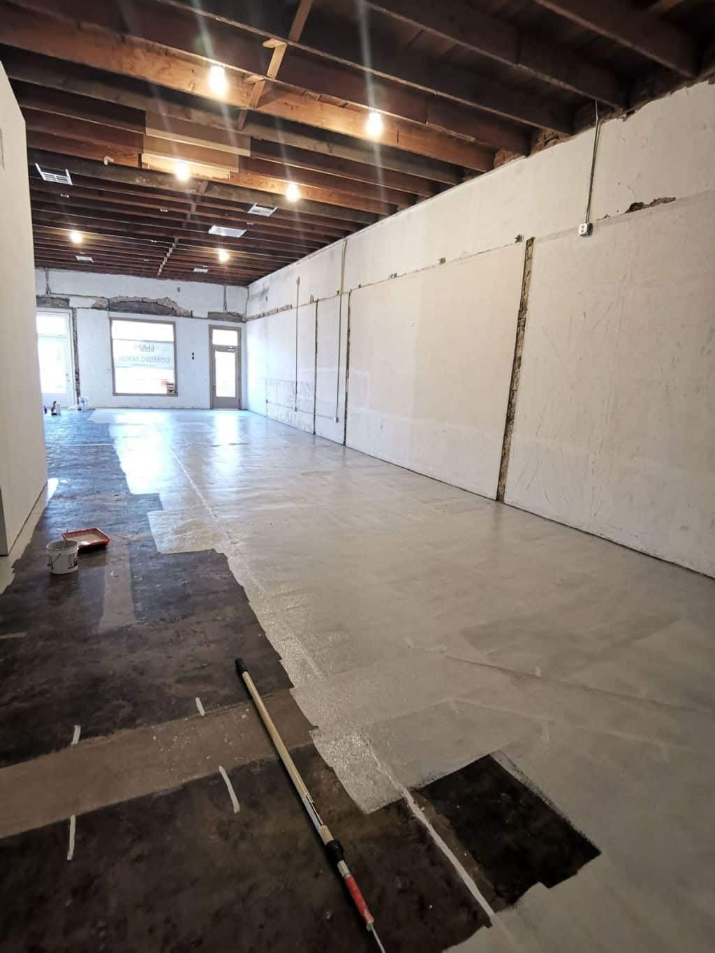 2025 The Only Encapsulant that Seals Non-Friable Black Mastic and Primes for New Paint, Epoxy, Tile, Leveling Cements, and more. 1 Gallon (Light Grey)