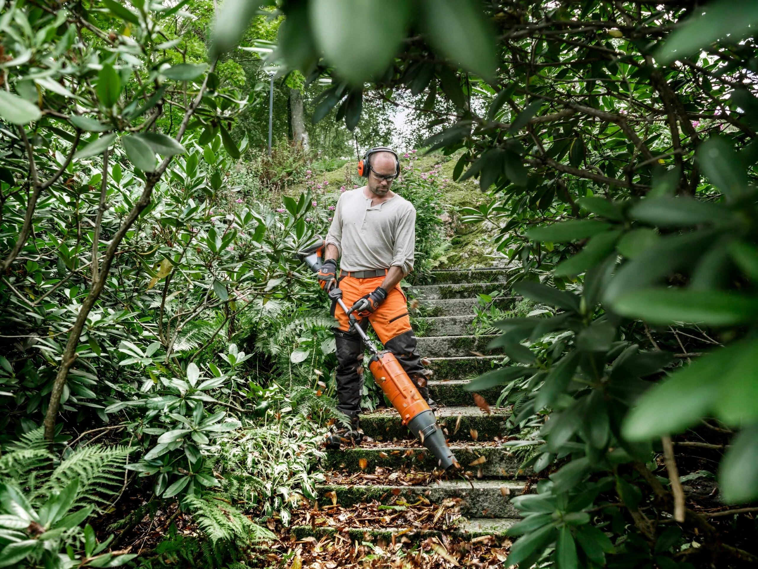 2025 Husqvarna 970545001 330LK 28-cc 2-cycle 20-in Straight Shaft Gas String Trimmer with Attachment Capable and Edger Capable