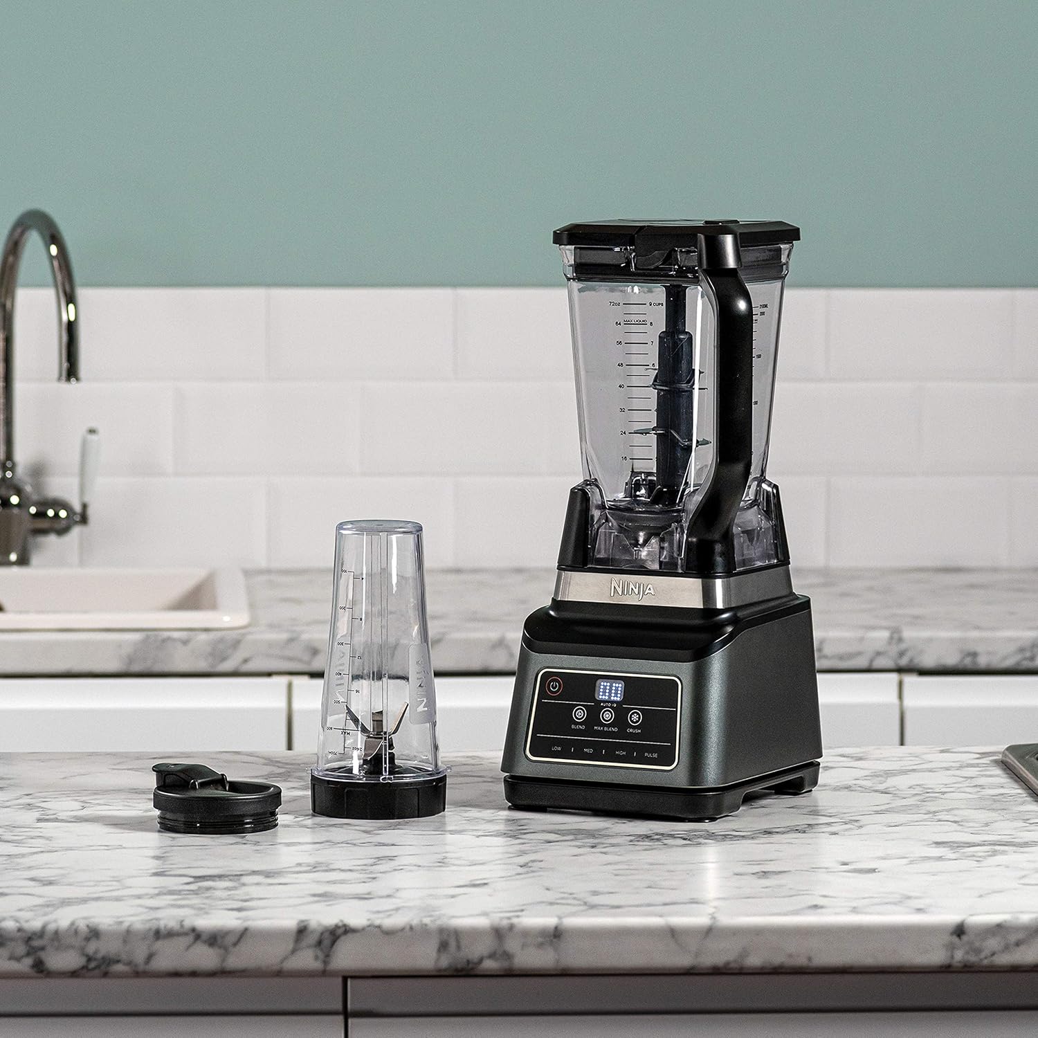 Ninja Mixer mit 2 Programmen: Mixen & Max Mixen, Impulsfunktion, 2x 700ml Becher mit Ausgussdeckel, 1000W, spülmaschinenfest, Mixer Smoothie Maker, Auto-iQ, Schwarz BN495EU