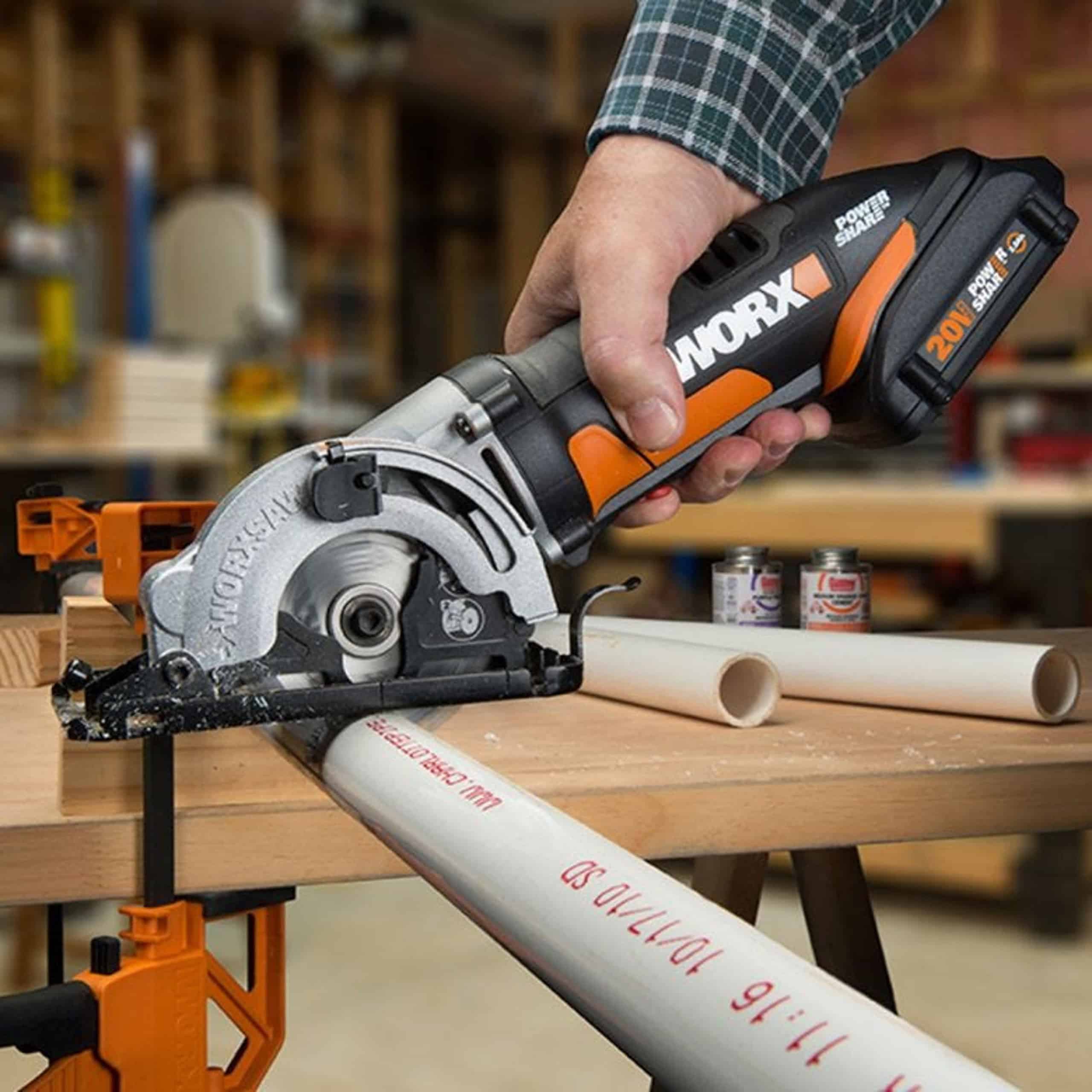 20-volt Max 3-3/8-in Cordless Circular Saw (Bare Tool)