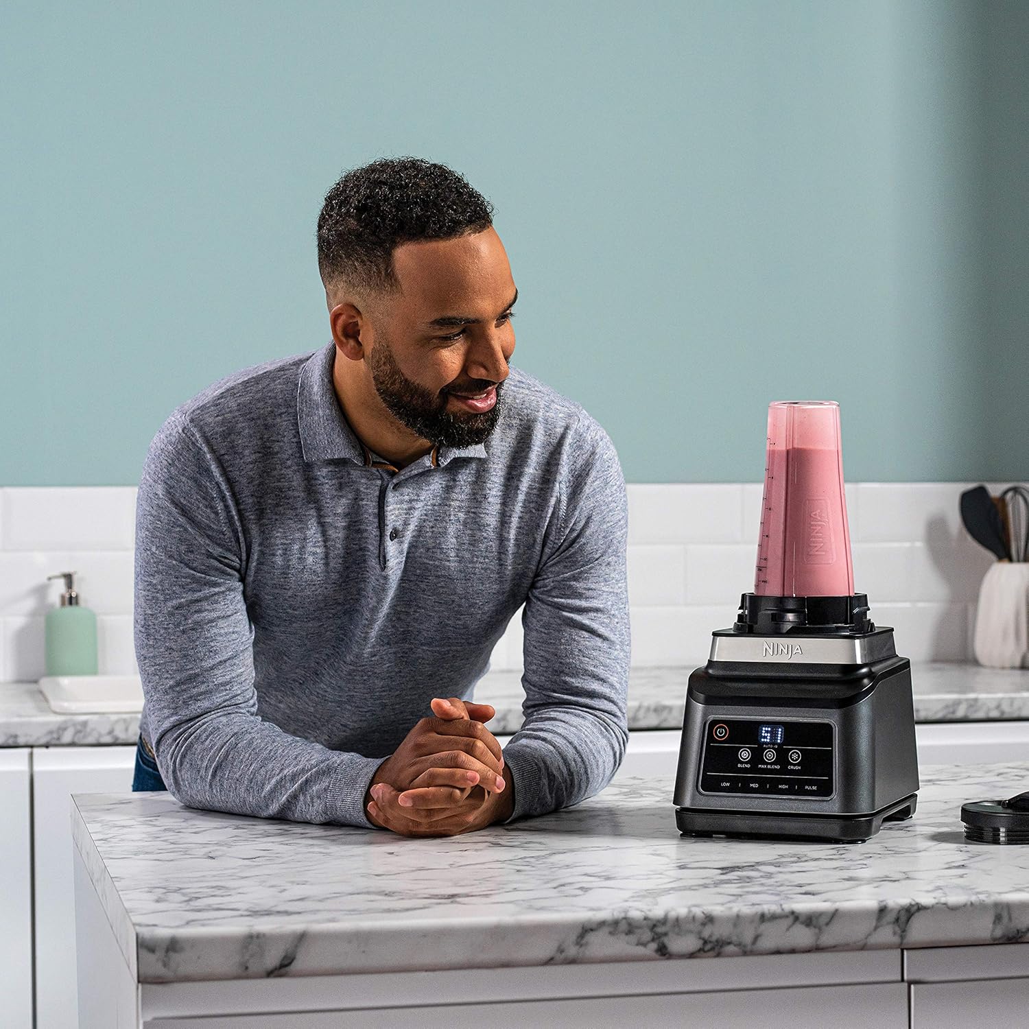 Ninja Mixer mit 2 Programmen: Mixen & Max Mixen, Impulsfunktion, 2x 700ml Becher mit Ausgussdeckel, 1000W, spülmaschinenfest, Mixer Smoothie Maker, Auto-iQ, Schwarz BN495EU