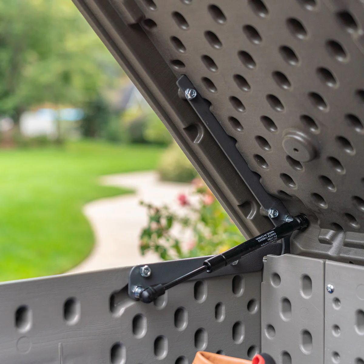 2025 Lifetime 568 Litre Modern Outdoor Storage Deck Box Model 60384U