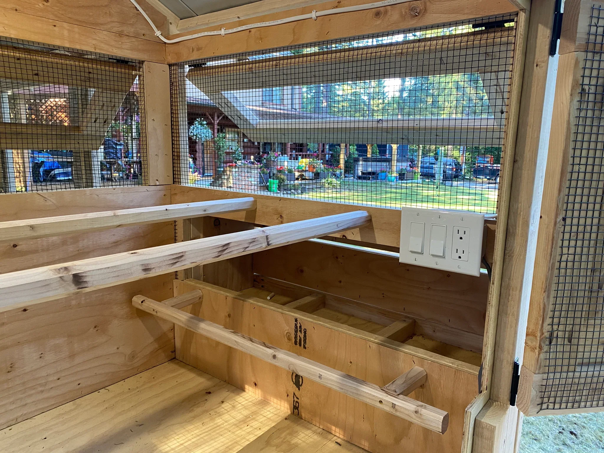 Walk-In Chicken Coop – 6-ft x 12-ft x 7.5-ft Outdoor Poultry Run