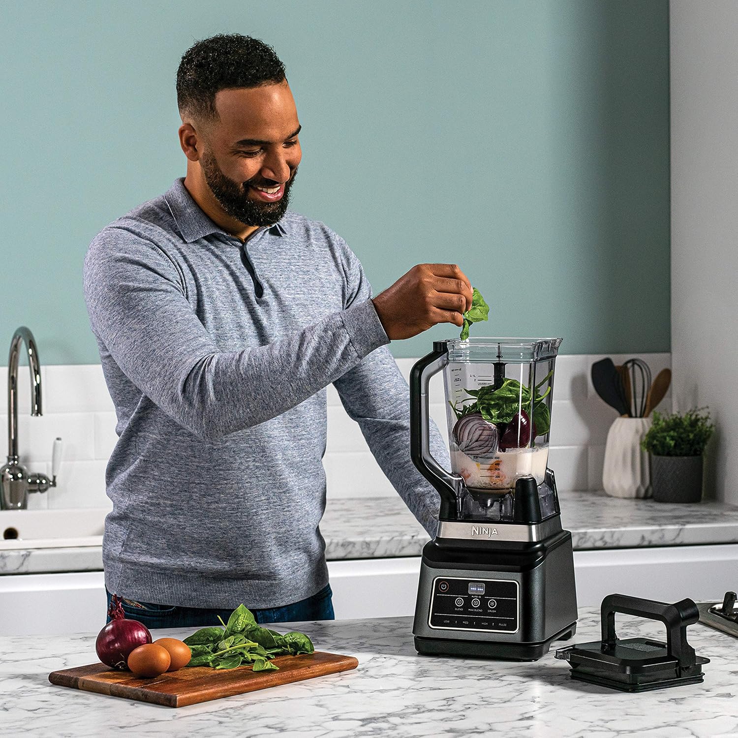 Ninja Mixer mit 2 Programmen: Mixen & Max Mixen, Impulsfunktion, 2x 700ml Becher mit Ausgussdeckel, 1000W, spülmaschinenfest, Mixer Smoothie Maker, Auto-iQ, Schwarz BN495EU