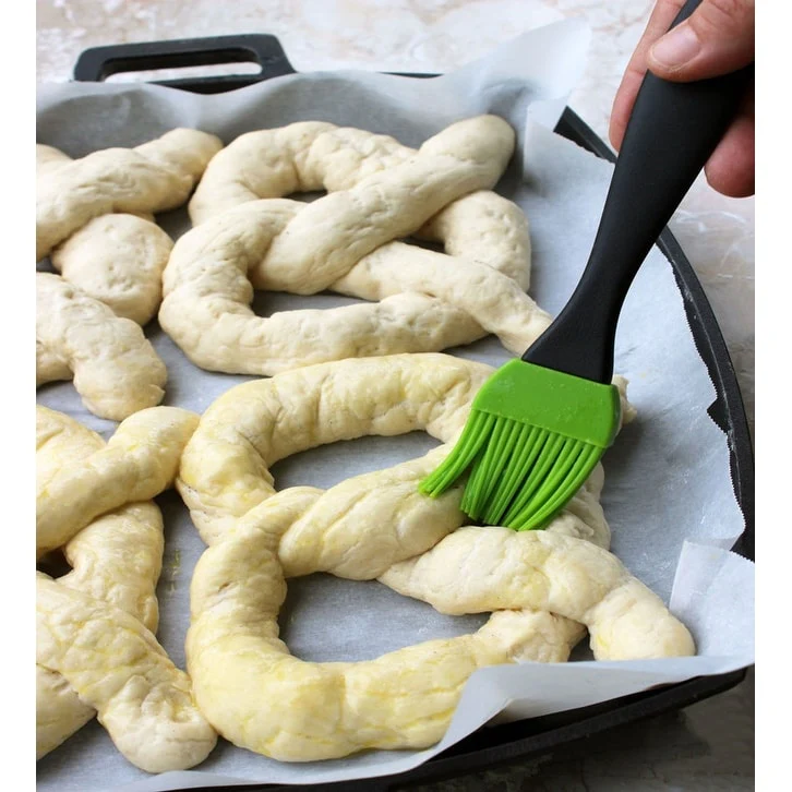 Bayou Classic® 14 x 12-in Shallow Cast Iron Pan