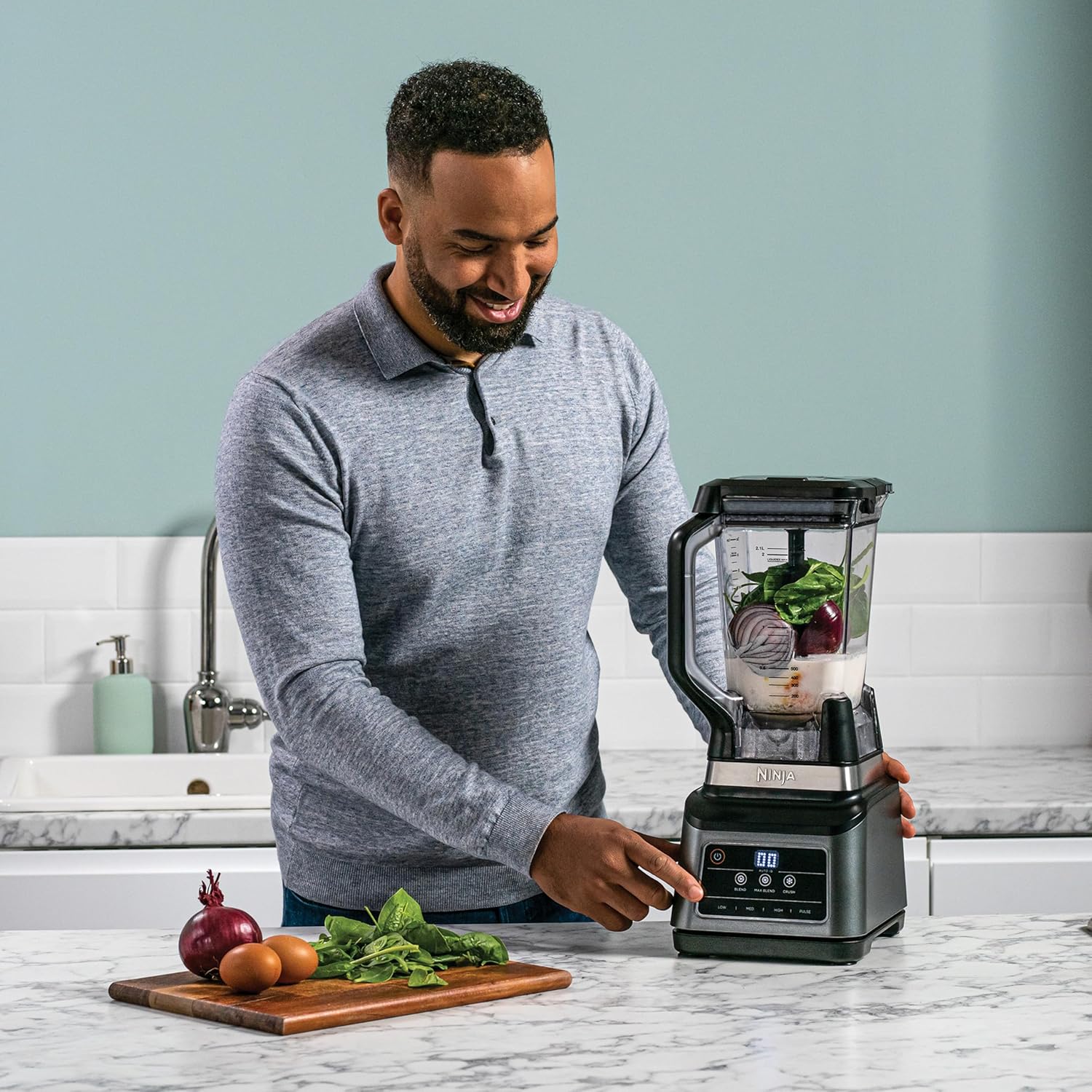 Ninja Mixer mit 2 Programmen: Mixen & Max Mixen, Impulsfunktion, 2x 700ml Becher mit Ausgussdeckel, 1000W, spülmaschinenfest, Mixer Smoothie Maker, Auto-iQ, Schwarz BN495EU