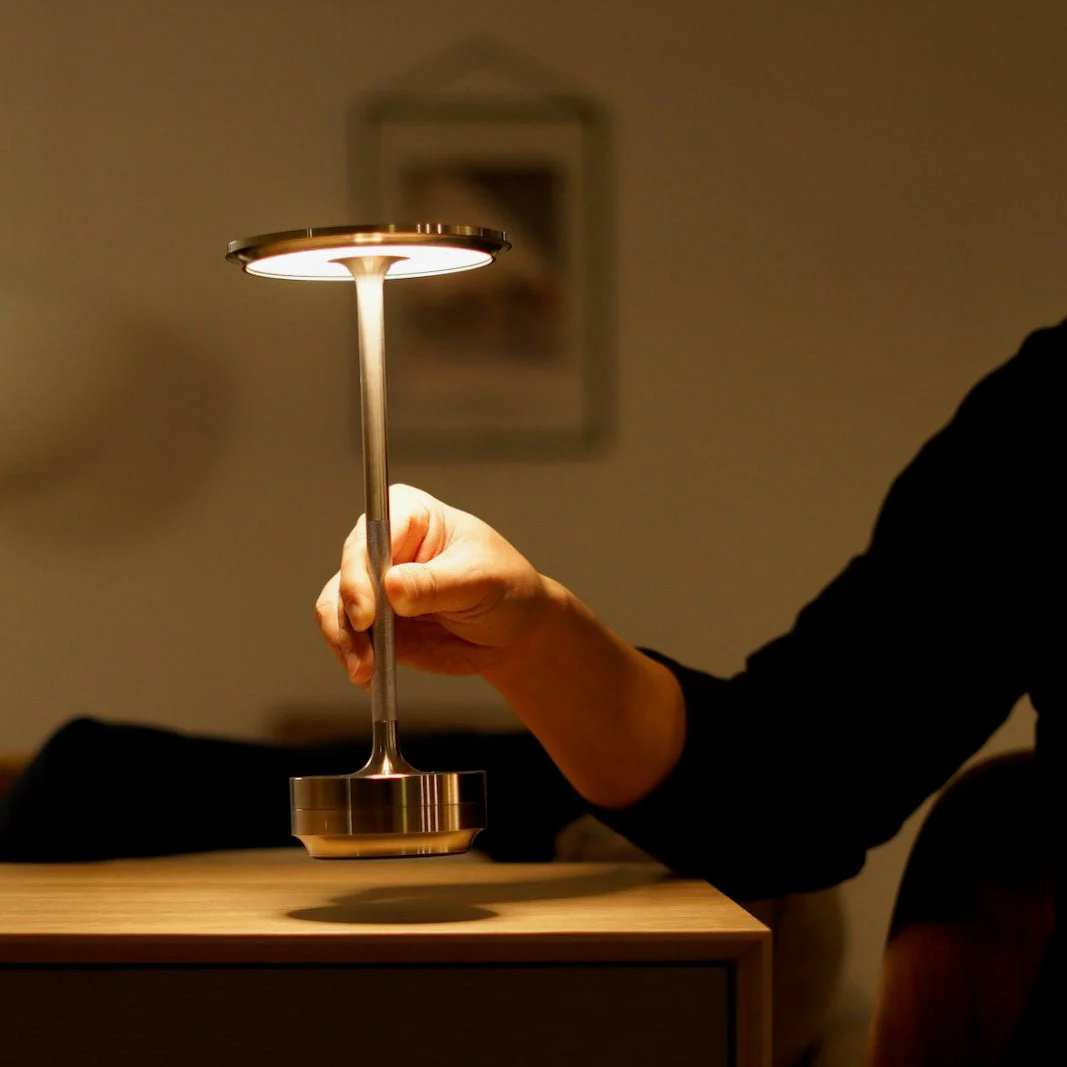 Rétalis | Lampe de Table Sans Fil – Design Intemporel et Lumière Dimmable