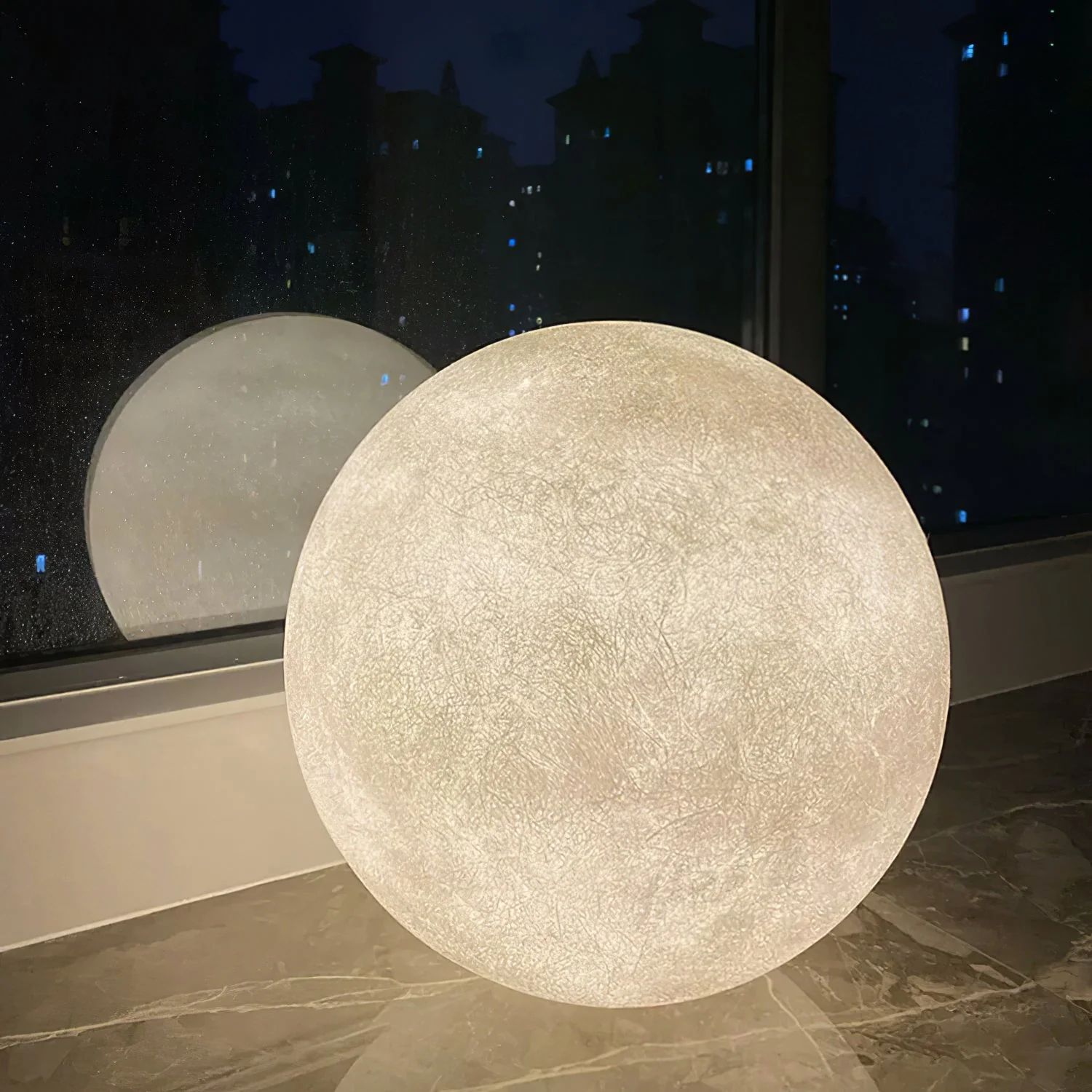 Séléné | Lampe de Table – Surface lunaire lumière douce