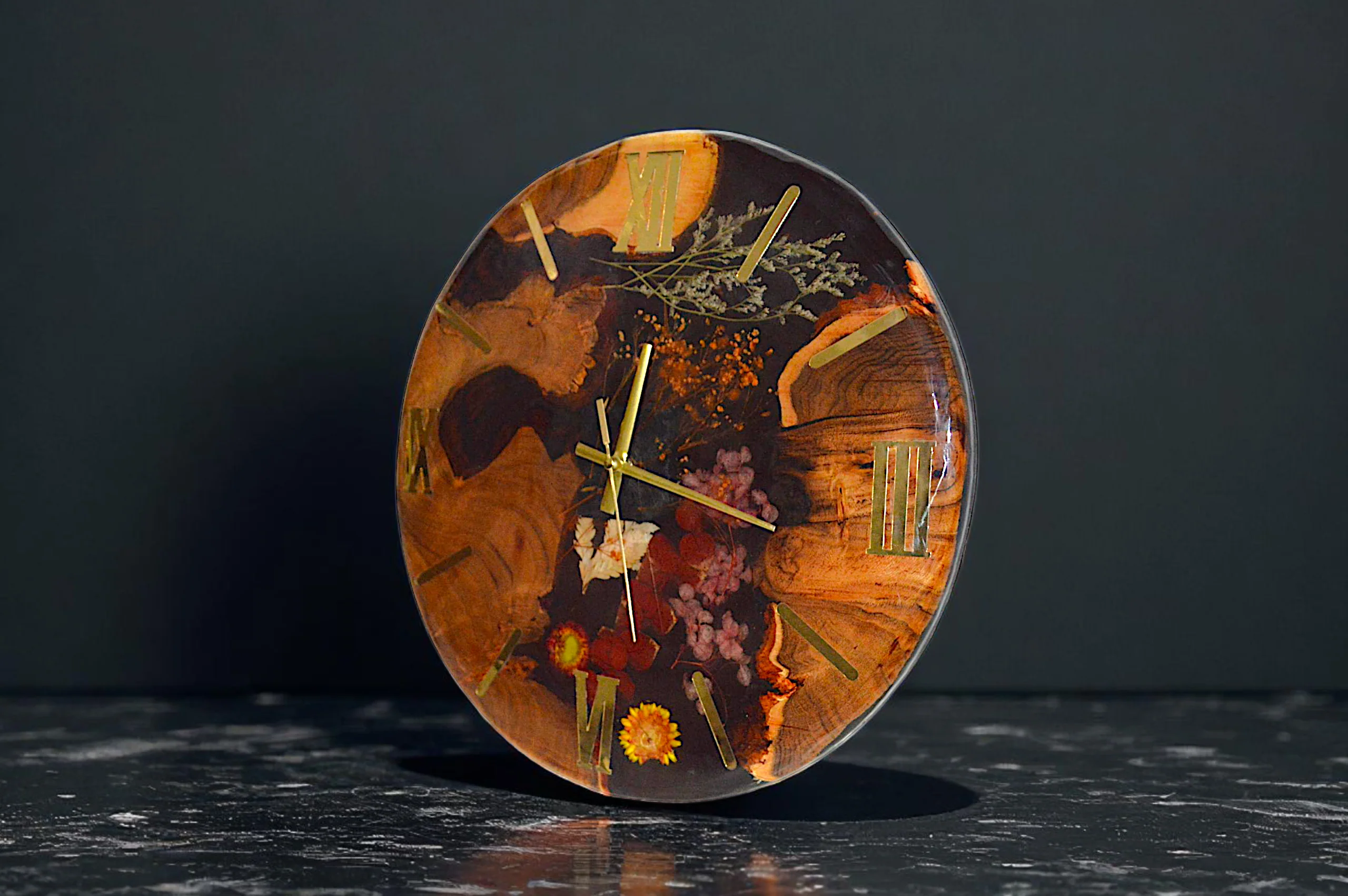 Handmade Resin and Wood Wall Clock with Flowers �C Round Botanical Epoxy Art Clock with Roman Numerals, Rustic Floral Decor for Home, Office & Living Room