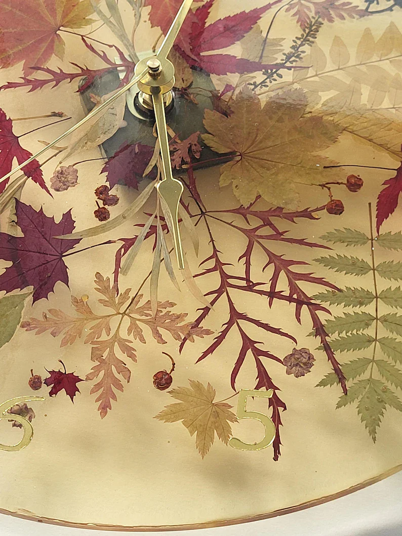 Handmade Resin Wall Clock with Real Pressed Leaves �C Botanical Nature-Inspired Decor �C Unique Eco-Friendly Gift for Home