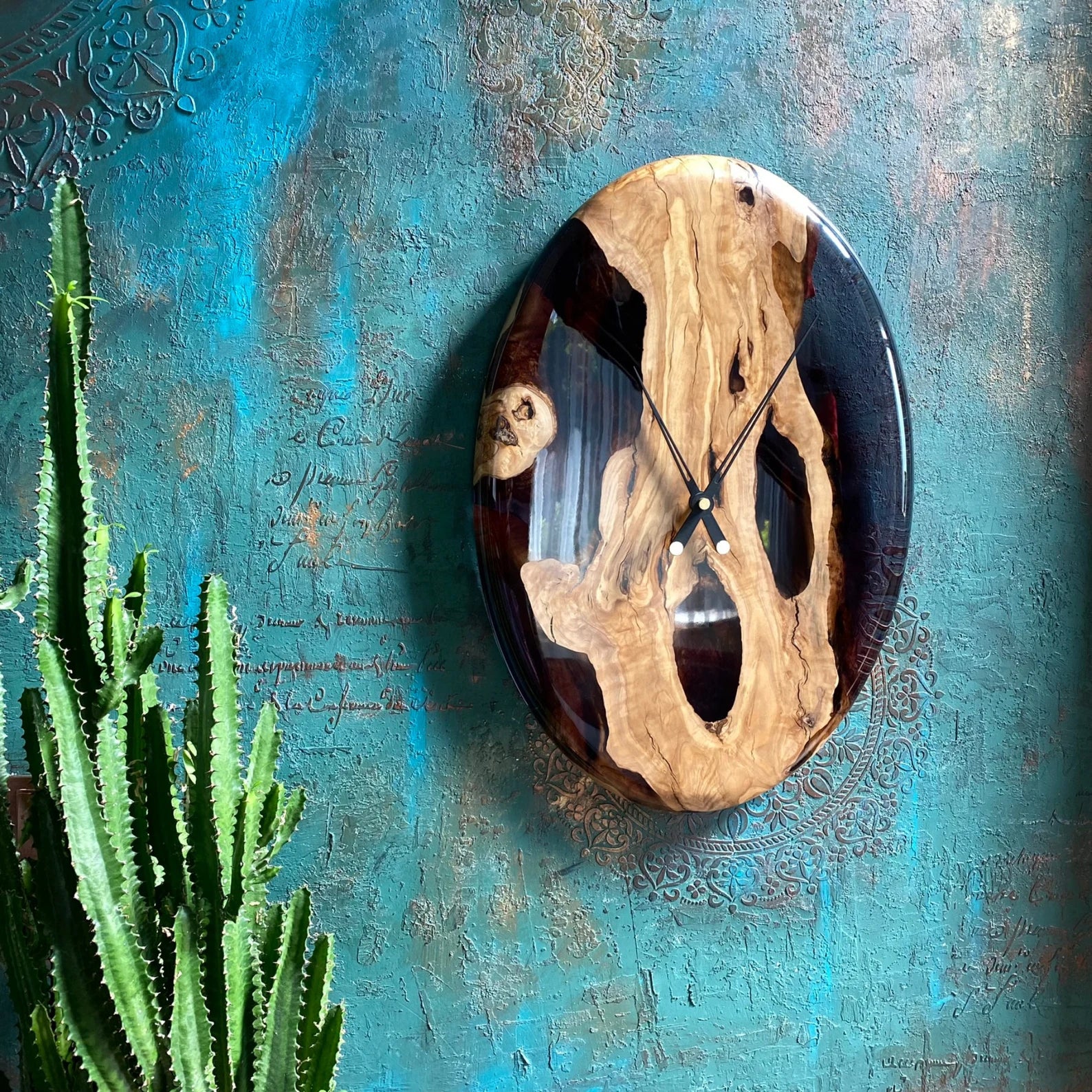 Handmade Rosewood & Epoxy Wall Clock �C Live Edge Wooden Wall Clock �C Rustic Epoxy Wood Clock �C Personalized Housewarming Gift �C Modern Natural Resin Art Clock