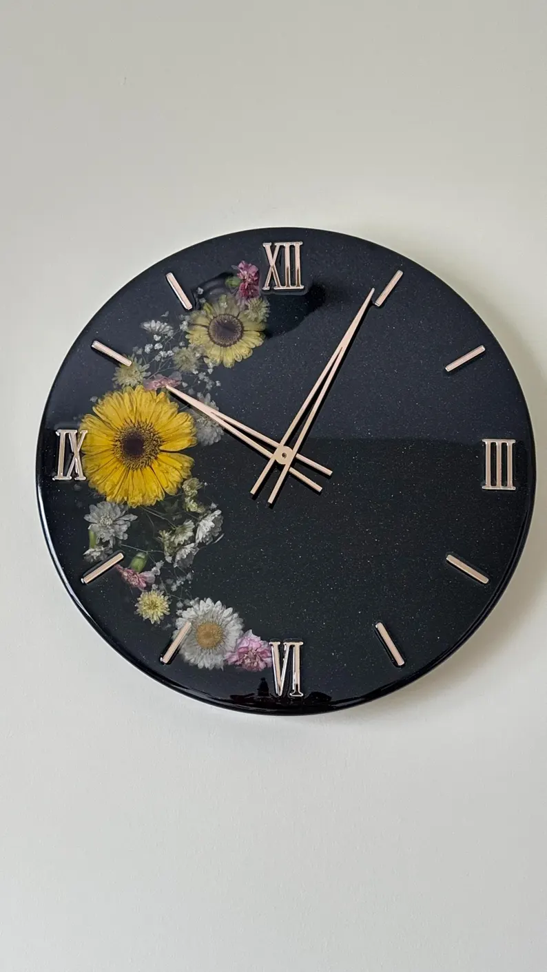Handmade Epoxy Resin Wall Clock with Dried Flowers �C Custom Floral Wall Art �C Modern Home Decor and Unique Gift �C Botanical Timepiece with Real Blooms