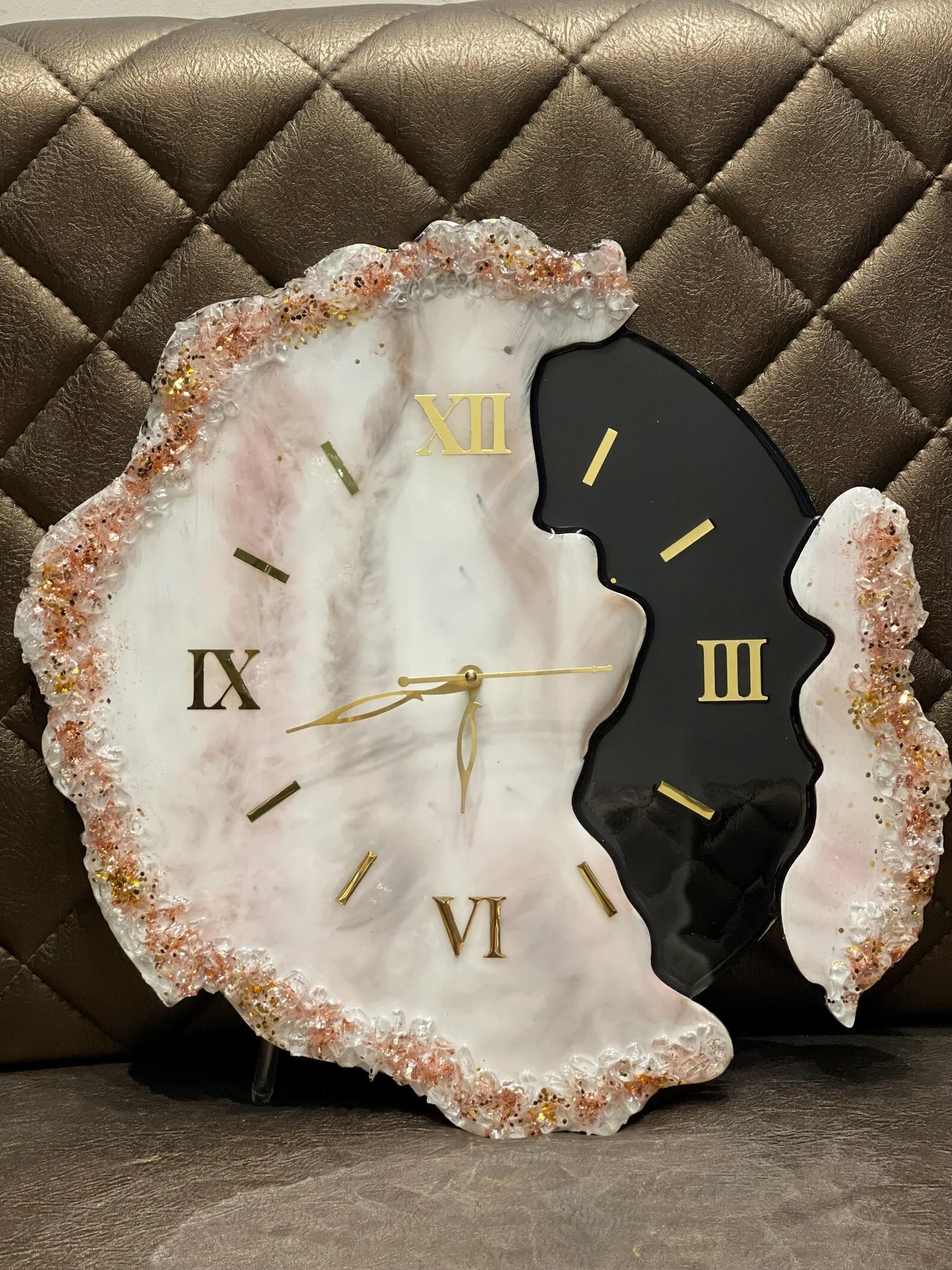 Resin Art Wall Clock �C Unique Handmade Custom Clock, Stunning Wedding Gift, Modern Wall Art, Aesthetic Resin Decor for Living Room or Home, Stylish Handmade Wall Clock