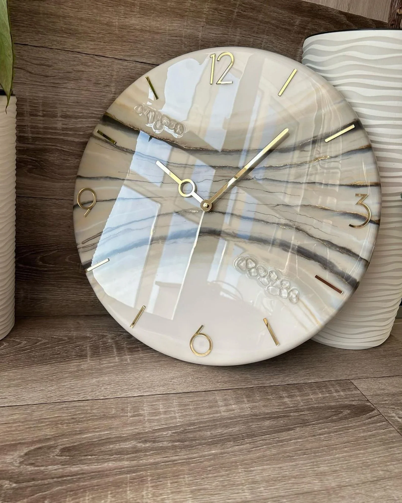 Handcrafted Off-White Resin Wall Clock with Elegant Brown Accents �C Unique Stylish Home Decor, Modern Artistic Functional Wall Clock for Living Room & Office