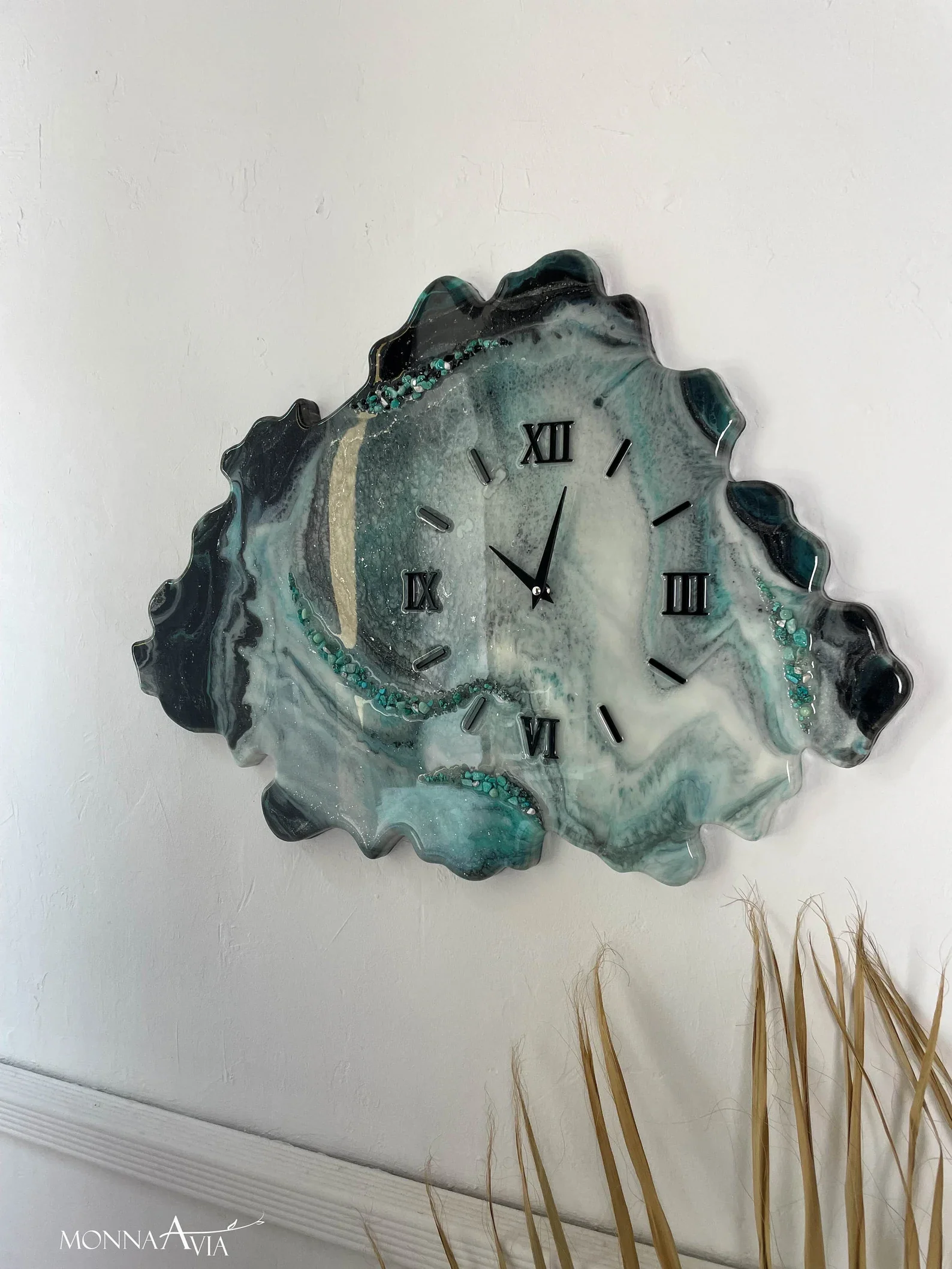 Handmade Geode Wall Clock �C Epoxy Resin Wall Clock for Housewarming Gift, First Home, Apartment Decor, Anniversary Gift for Parents, Modern Resin Art, and Unique Wall Art