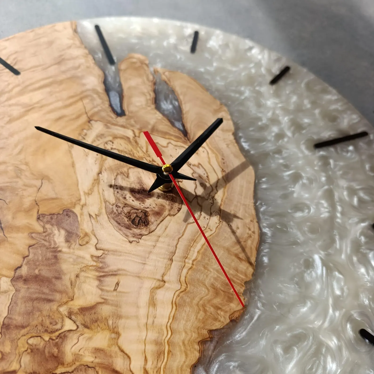 Handmade Resin Wall Clock �C Custom Epoxy Wall Clock with Rosewood �C Modern Wall Clock �C Unique Olive Wood Resin Clock for Home Decor �C Personalized Home Gift