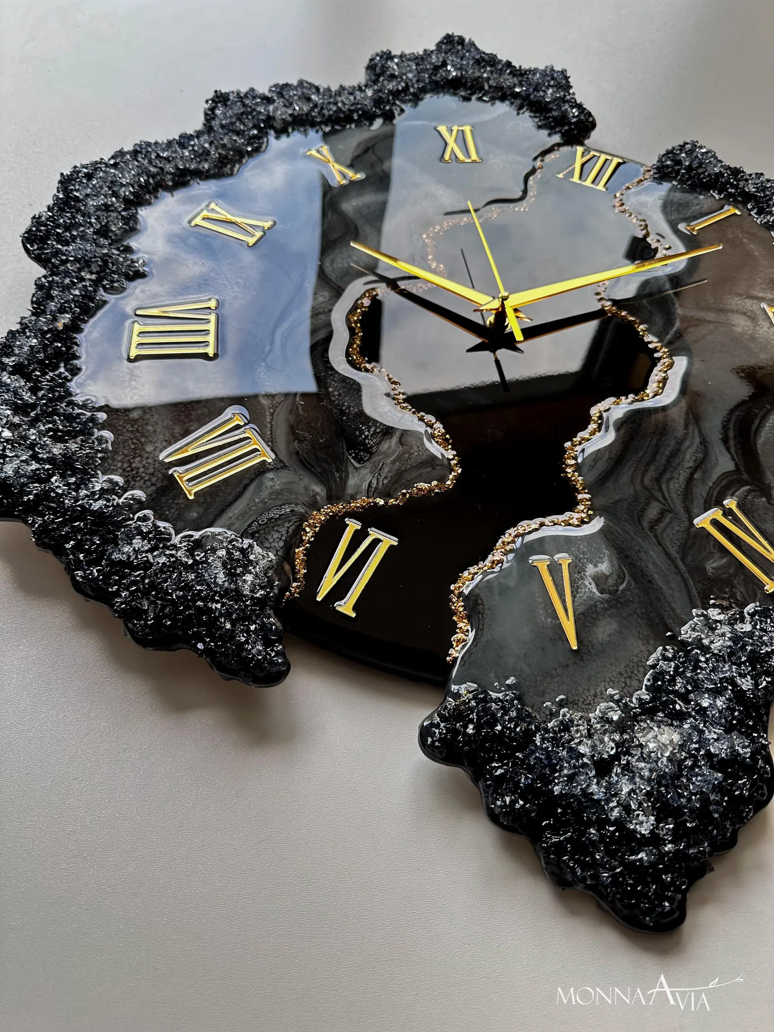 Handmade Epoxy Wall Clock with Stone Effect and Gold Details �C Unique Modern Resin Clock for Stylish Home Decor, Luxury Gold Accents, Elegant Interior Design