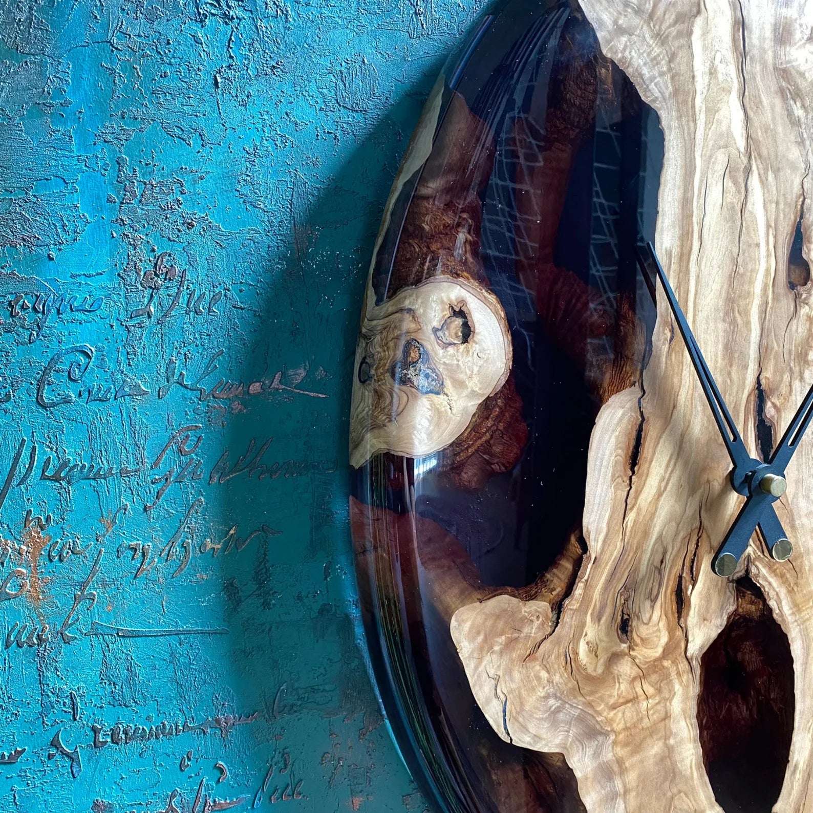 Handmade Rosewood & Epoxy Wall Clock �C Live Edge Wooden Wall Clock �C Rustic Epoxy Wood Clock �C Personalized Housewarming Gift �C Modern Natural Resin Art Clock