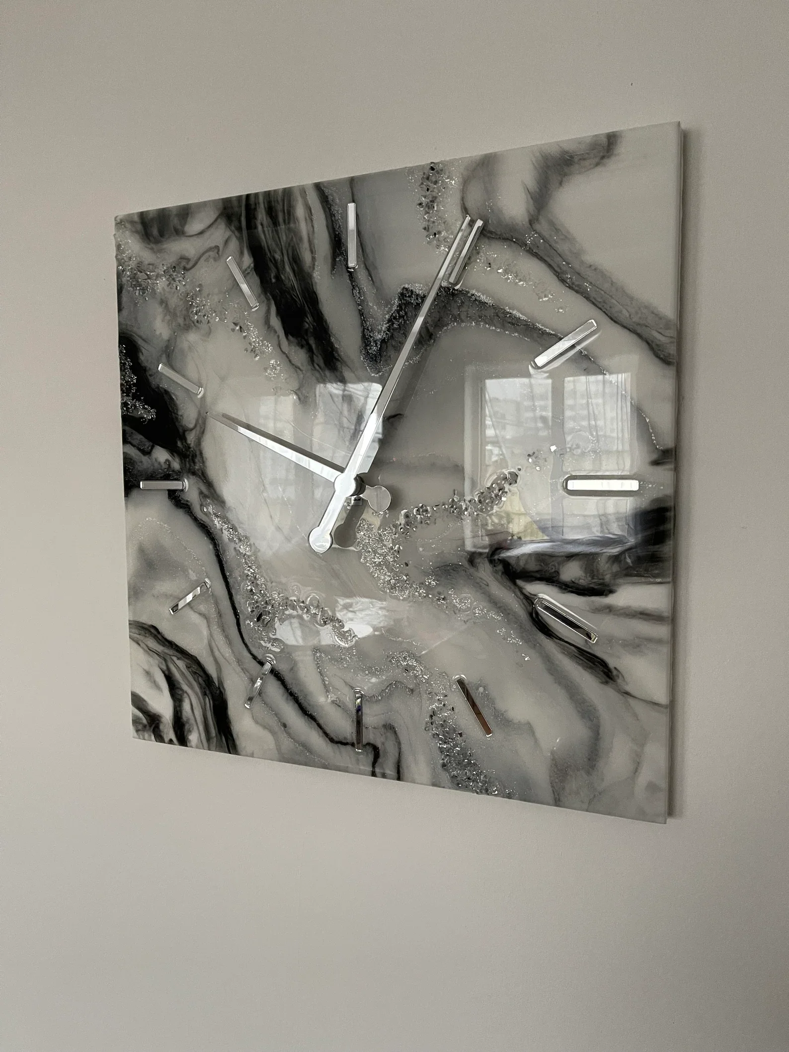 Handmade Resin Art Wall Square Clock �C Large Black and White Wall Clock with Natural Stones �C Abstract Modern Office Wall Decor for Home, Living Room, and Stylish Interiors