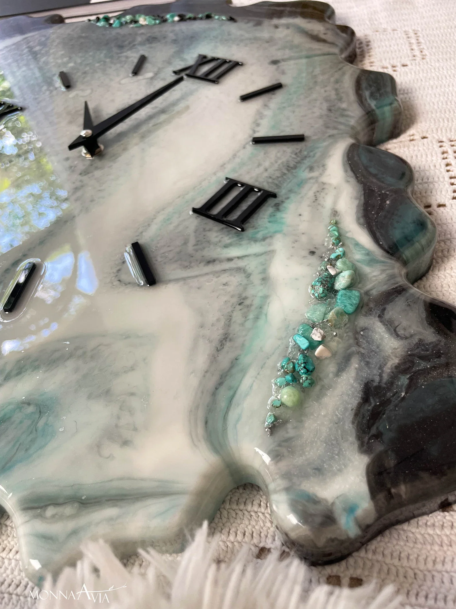 Handmade Geode Wall Clock �C Epoxy Resin Wall Clock for Housewarming Gift, First Home, Apartment Decor, Anniversary Gift for Parents, Modern Resin Art, and Unique Wall Art