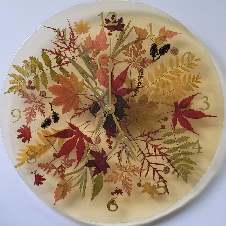 Handmade Resin Wall Clock with Real Pressed Leaves �C Botanical Nature-Inspired Decor �C Unique Eco-Friendly Gift for Home