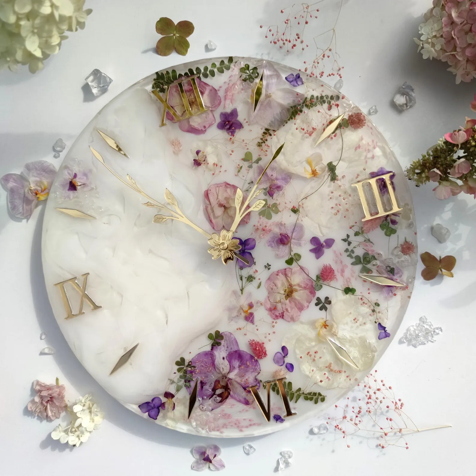 Handmade Resin Clock for Wall with Dried Flowers �C Unique Floral Bedroom Wall Art, Over Bed Botanical Decor, Mother's Day Gift, Living Room Wall Clock, Modern Home & Room Decor