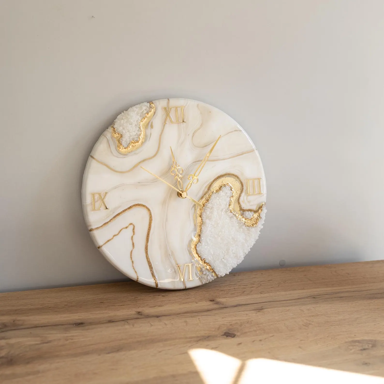 Stunning Gold Geode Resin Wall Clock with Natural Crystals �C Unique 13.8 Inch Gold Geode Clock for Wall Decor, Luxury Resin Clock with Crystal Accents for Modern Interiors