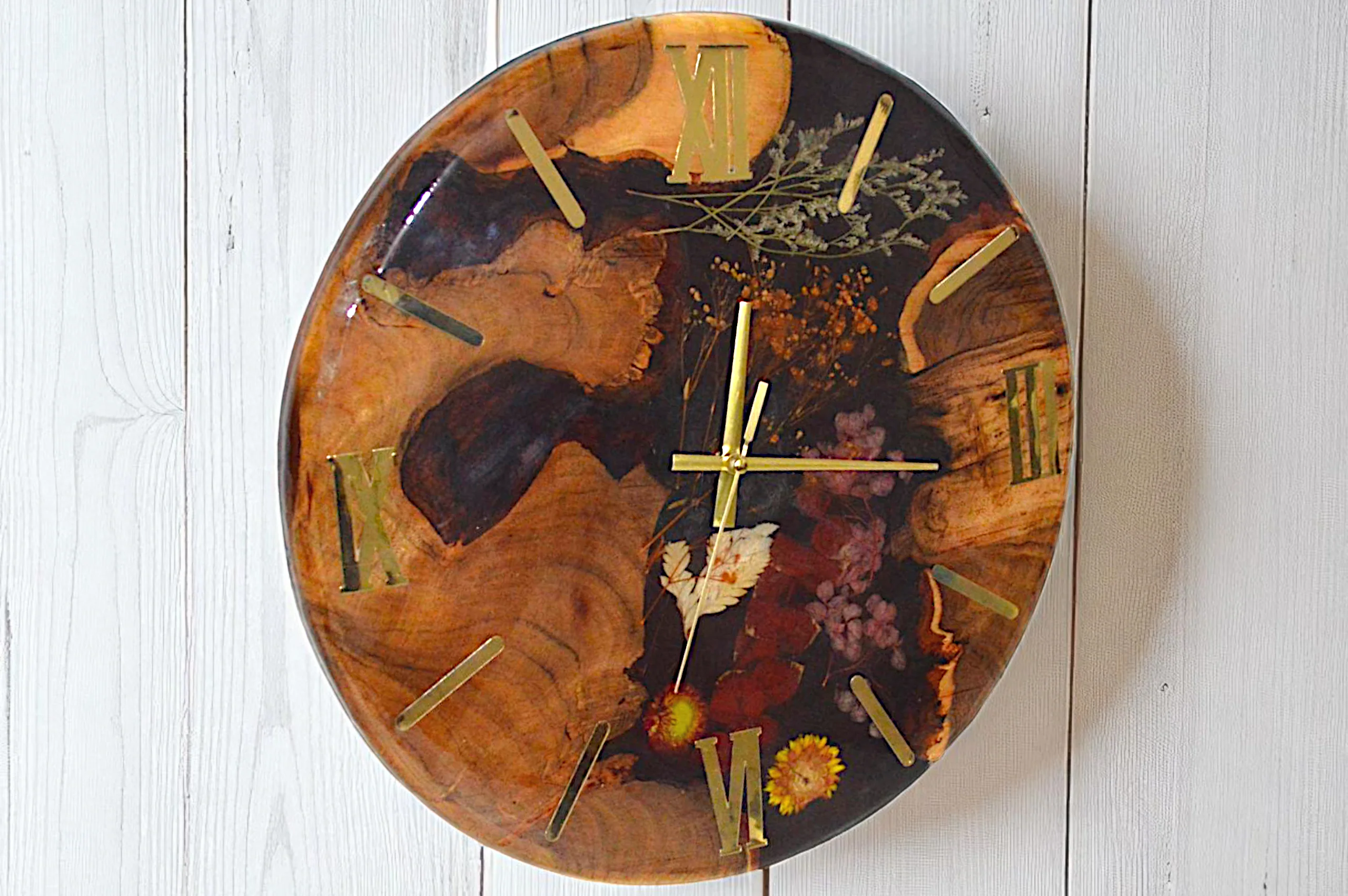 Handmade Resin and Wood Wall Clock with Flowers �C Round Botanical Epoxy Art Clock with Roman Numerals, Rustic Floral Decor for Home, Office & Living Room