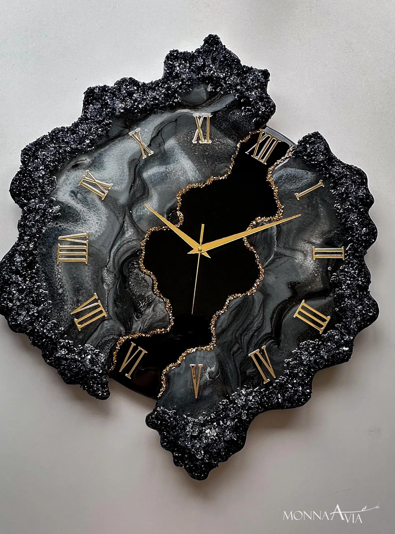 Handmade Epoxy Wall Clock with Stone Effect and Gold Details �C Unique Modern Resin Clock for Stylish Home Decor, Luxury Gold Accents, Elegant Interior Design