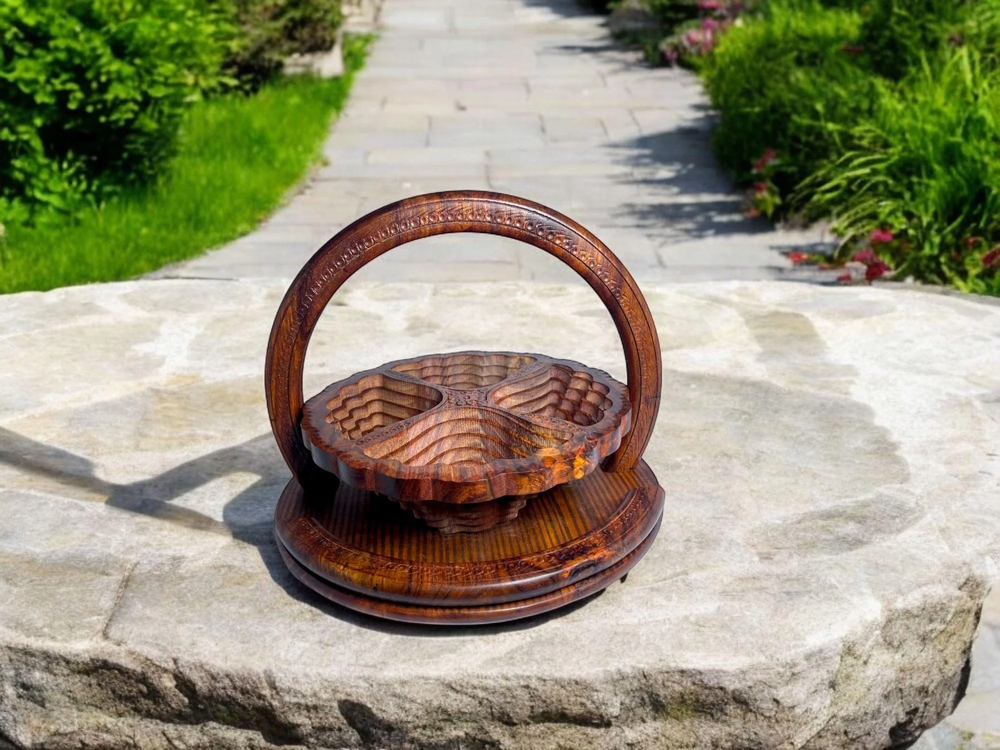 Round Flower Shape Tray with 4 Heart Pockets