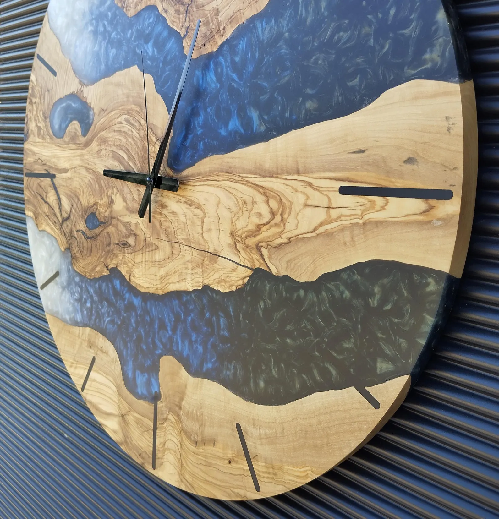Handmade Resin Wall Clock �C Custom Epoxy Clock with Walnut Wood and Resin, Modern Wall Clock for Home D��cor, Unique Home Gift for Living Room or Office