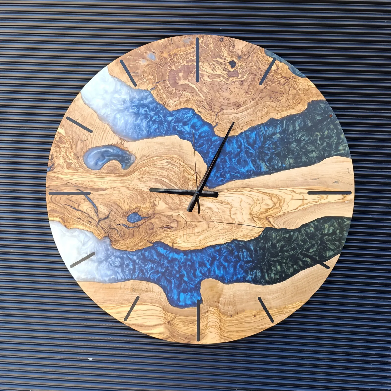 Handmade Resin Wall Clock �C Custom Epoxy Clock with Walnut Wood and Resin, Modern Wall Clock for Home D��cor, Unique Home Gift for Living Room or Office