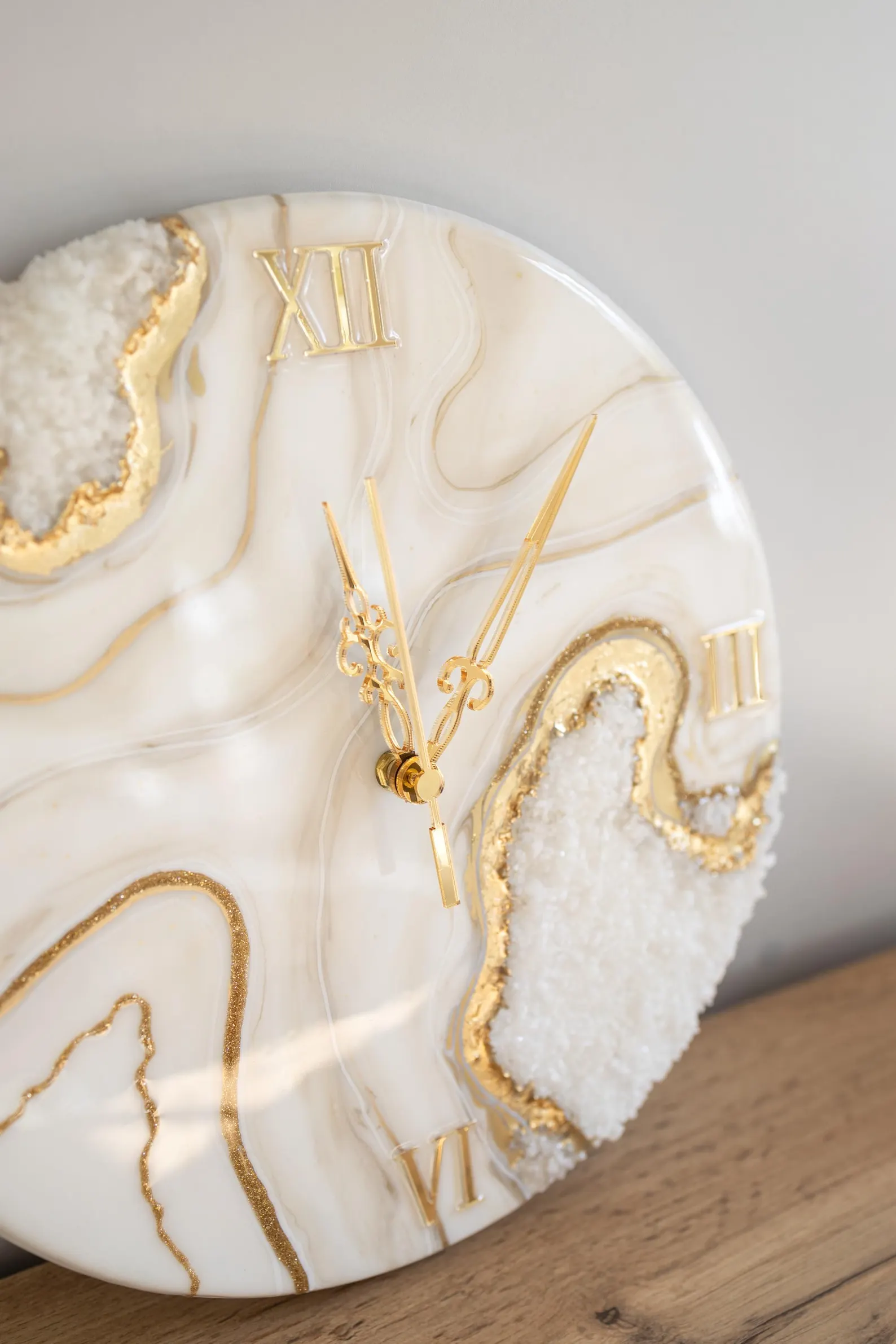 Stunning Gold Geode Resin Wall Clock with Natural Crystals �C Unique 13.8 Inch Gold Geode Clock for Wall Decor, Luxury Resin Clock with Crystal Accents for Modern Interiors