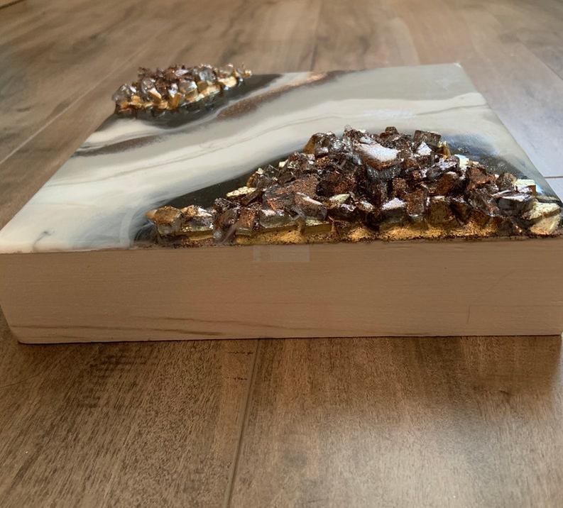 Wavy Gold Resin Wall D��cor with Stonework