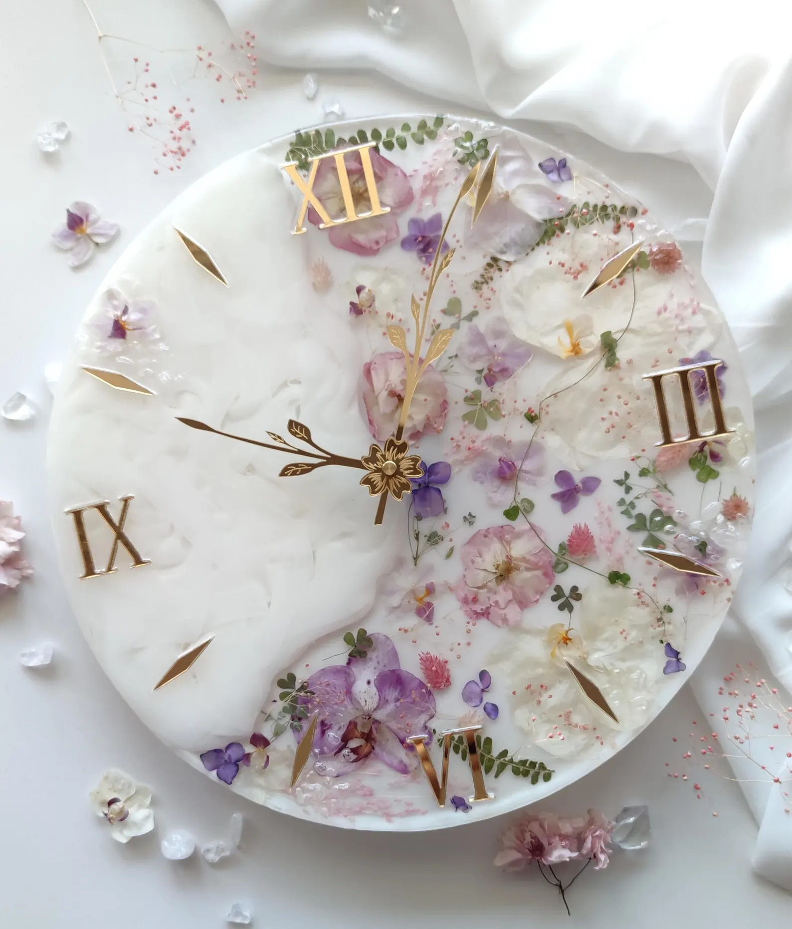 Handmade Resin Clock for Wall with Dried Flowers �C Unique Floral Bedroom Wall Art, Over Bed Botanical Decor, Mother's Day Gift, Living Room Wall Clock, Modern Home & Room Decor