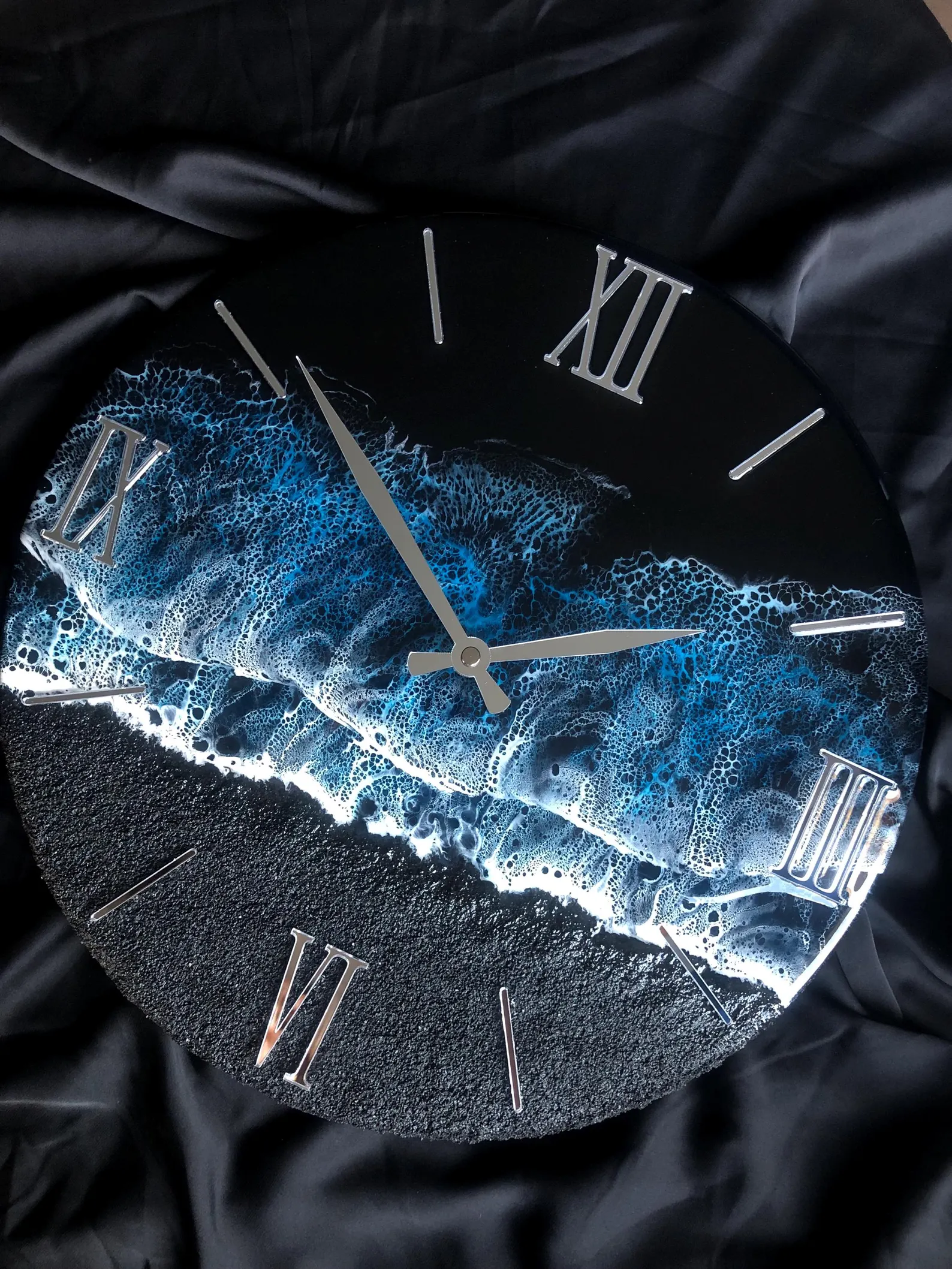 Black Sea Resin Wall Clock �C Ocean Resin Art Clock �C Modern Wall Art with Ocean Painting �C Abstract Resin Ocean Clock �C Coastal Sea Art for Home Decor